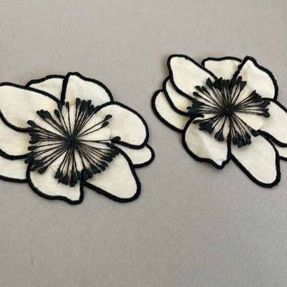 Elegant Black and White Floral Earrings A1239 - Picture 2 of 3